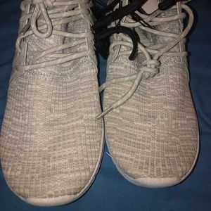 BRAND NEW w/tags AVIA tennis shoes